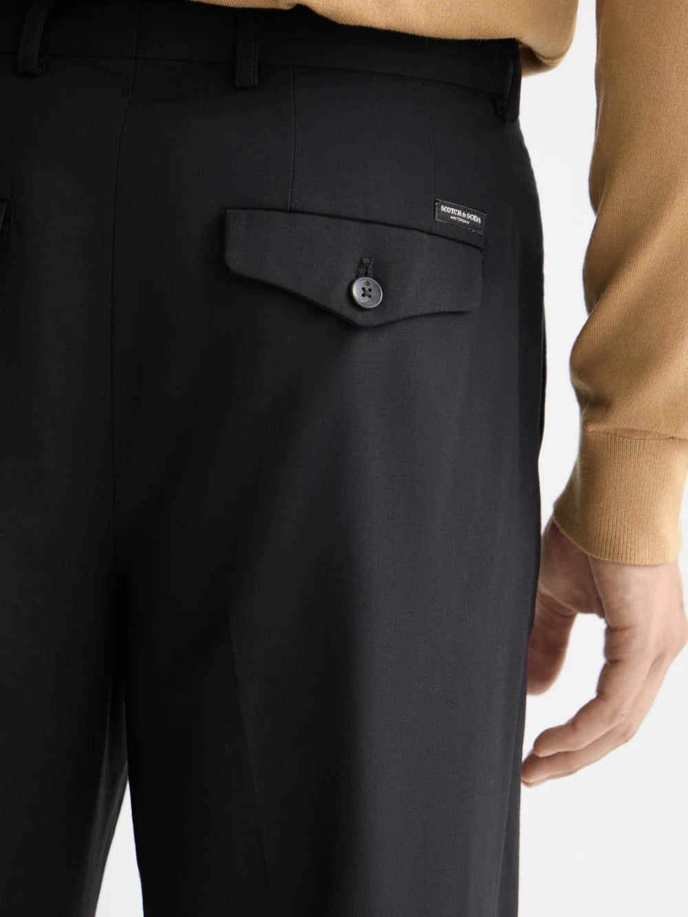 core-relaxed-straight-fit-cool-wool-blend-chino-black detail shot by Scotch & Soda