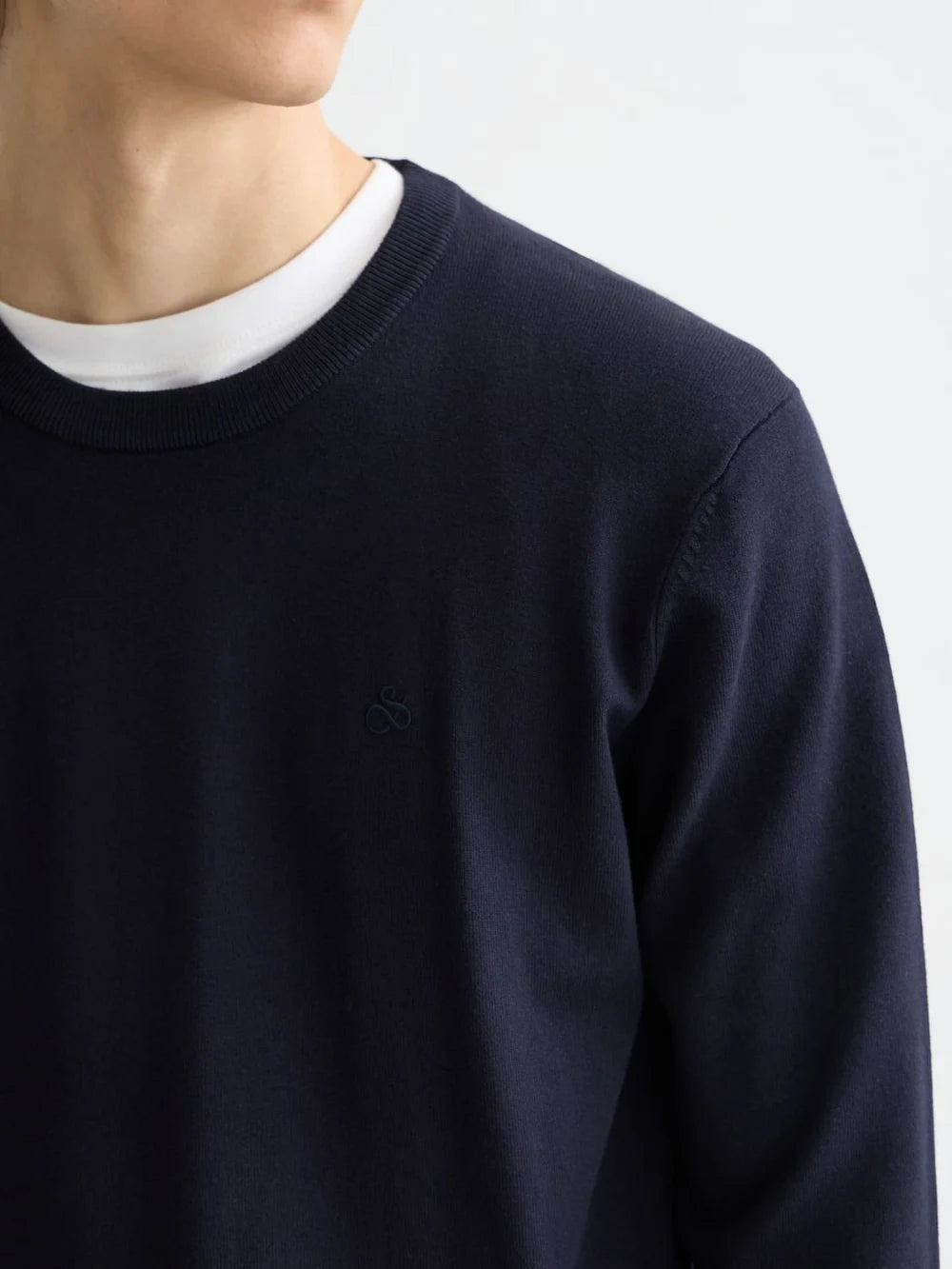 core-viscose-pullover-crewneck-night detail shot by Scotch & Soda