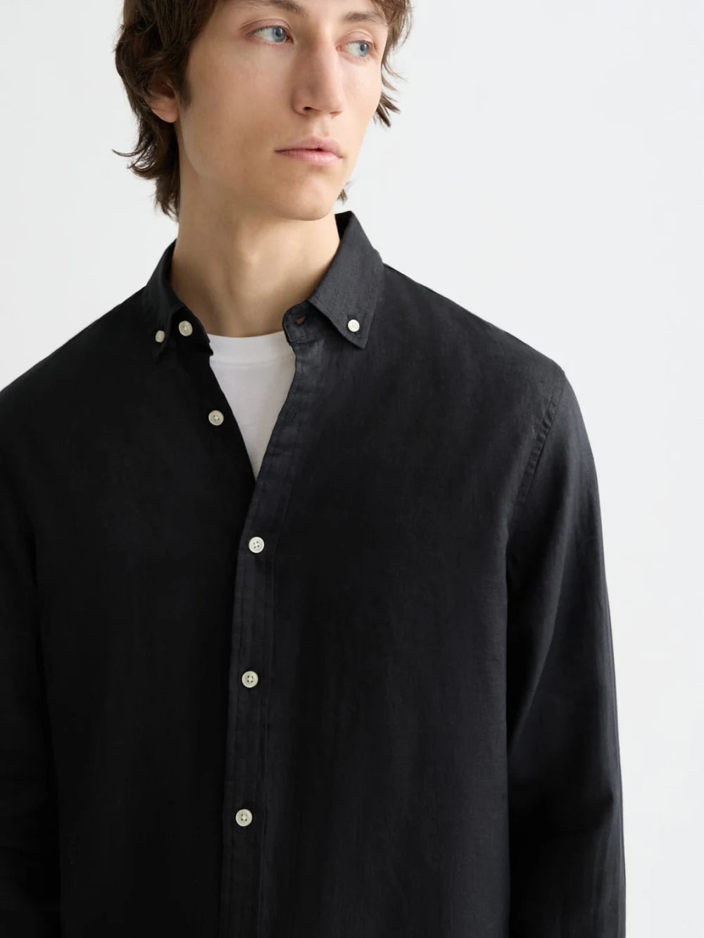 linen-shirt-ls-button-down detail shot by Scotch & Soda