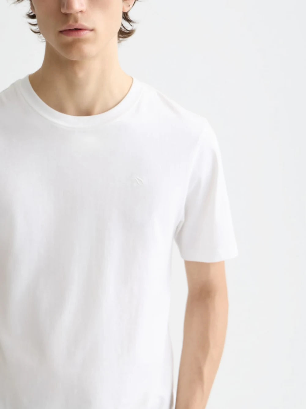 core-logo-t-shirt-white-traditional detail shot by Scotch & Soda
