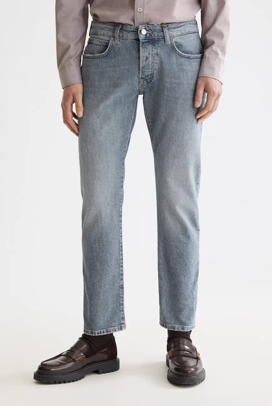 Zee Straight Jeans close-up on model showing fit and detail by Scotch & Soda