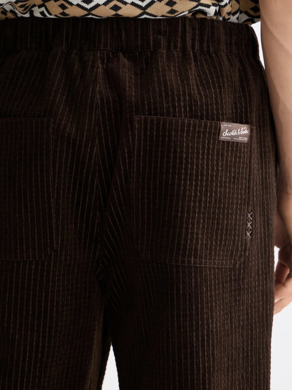 jacquard-cotton-blend-corduroy-relaxed-fit-jogger detail shot by Scotch & Soda