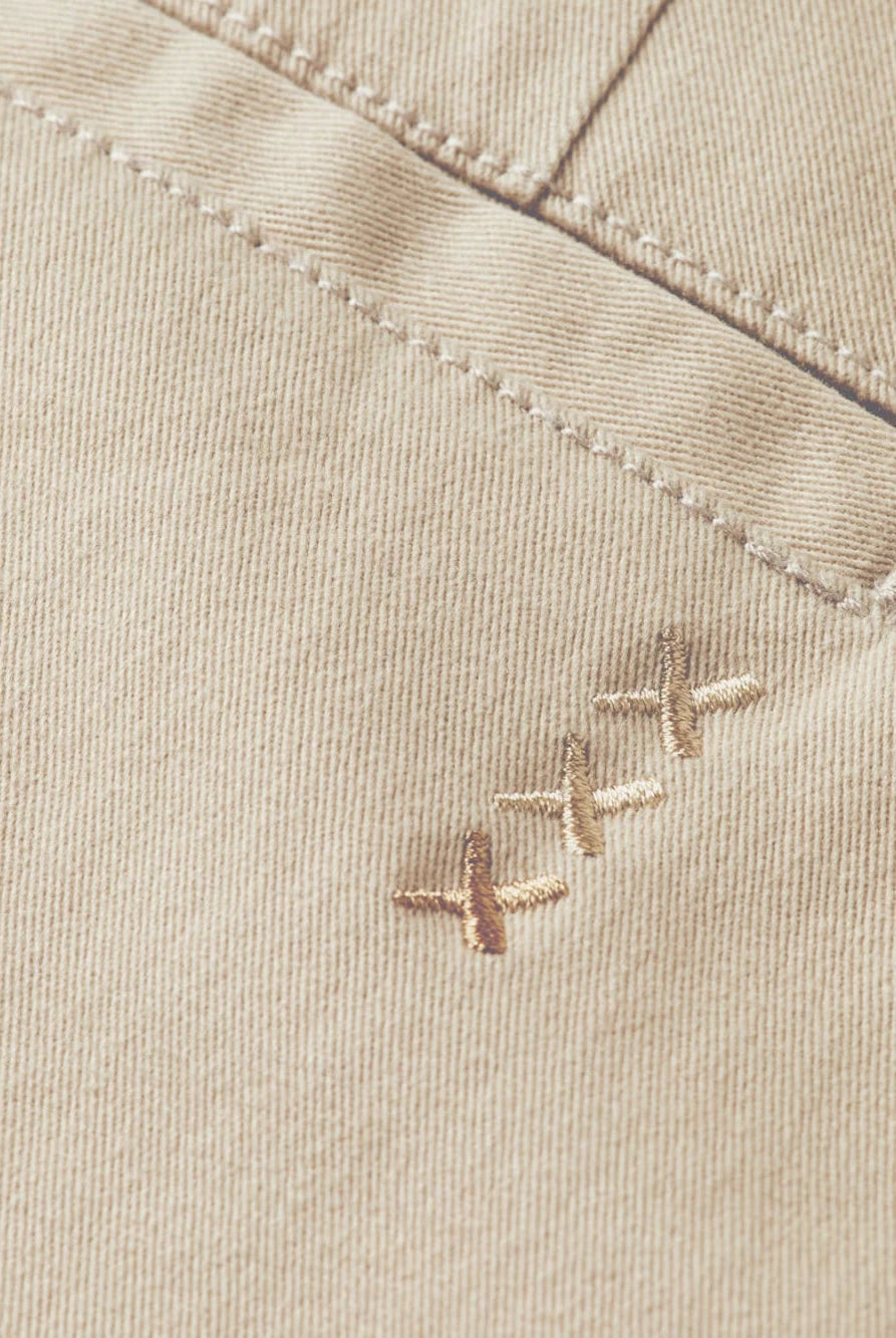 seasonal-core-drift-washed-cotton-blend-chino detail shot by Scotch & Soda