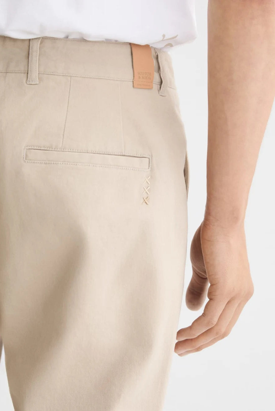 seasonal-core-drift-washed-cotton-blend-chino detail shot by Scotch & Soda