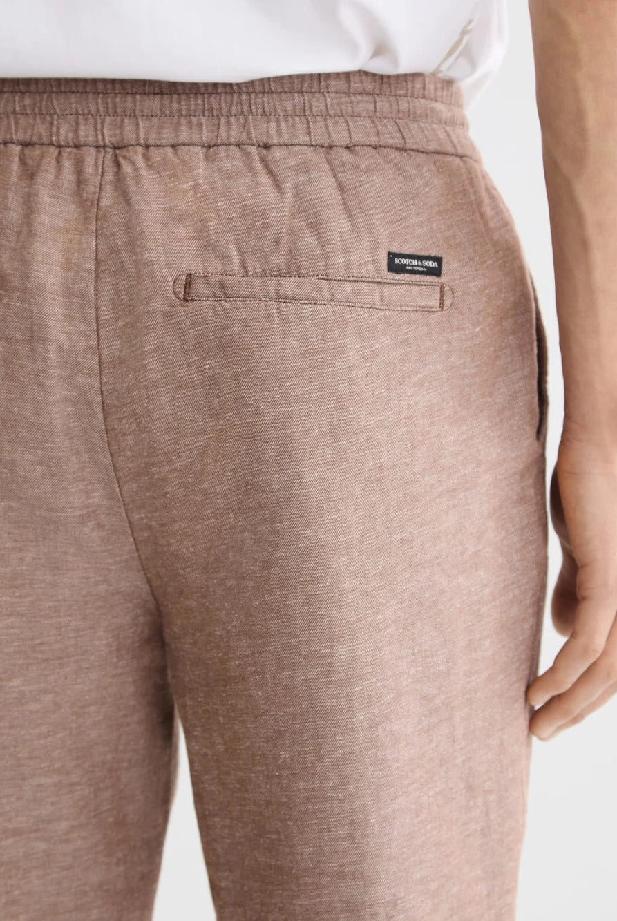 seasonal-core-warren-straight-fit-cotton-linen-jogger detail shot by Scotch & Soda