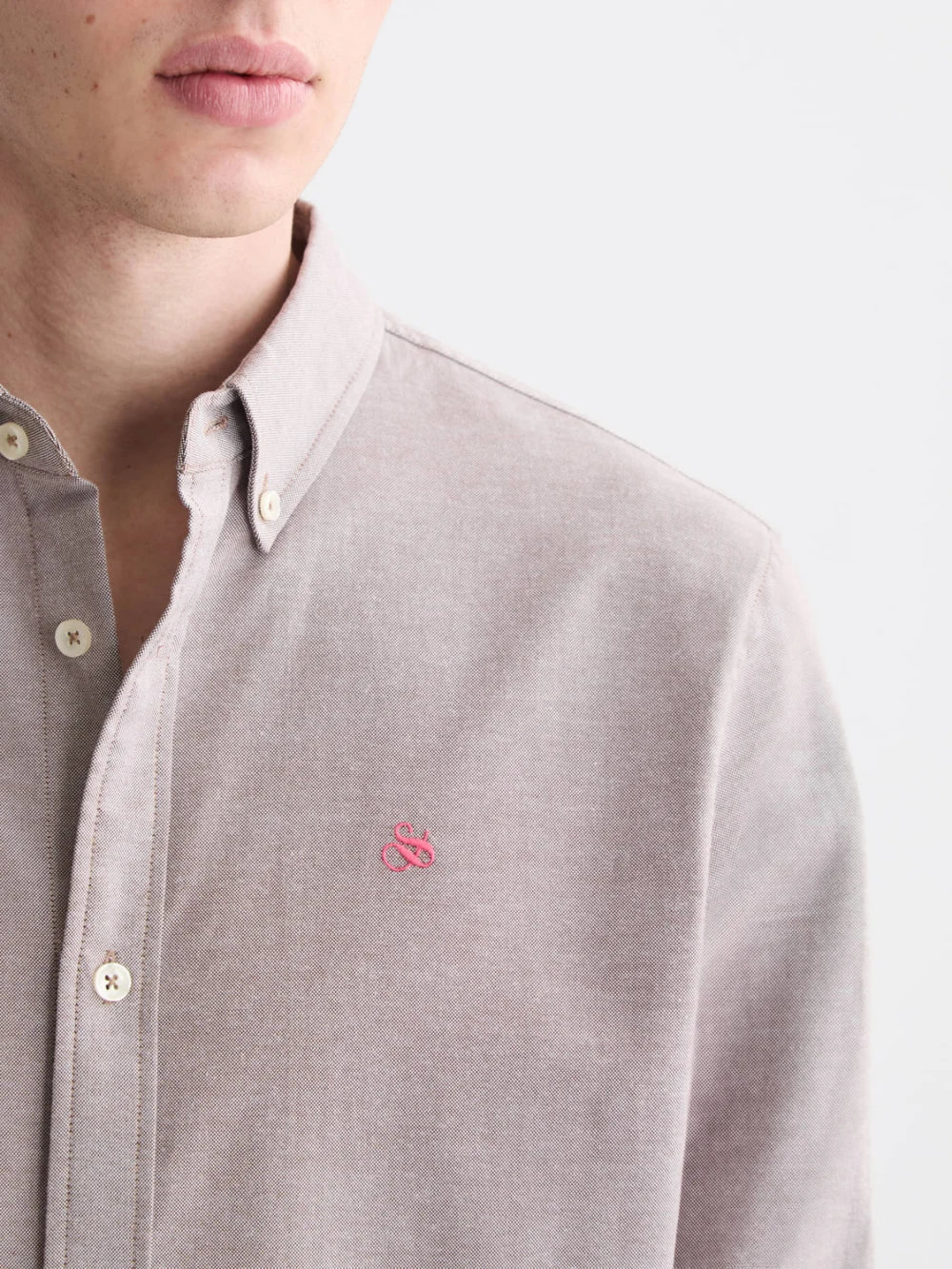 seasonal-core-solid-regular-fit-oxford-shirt detail shot by Scotch & Soda