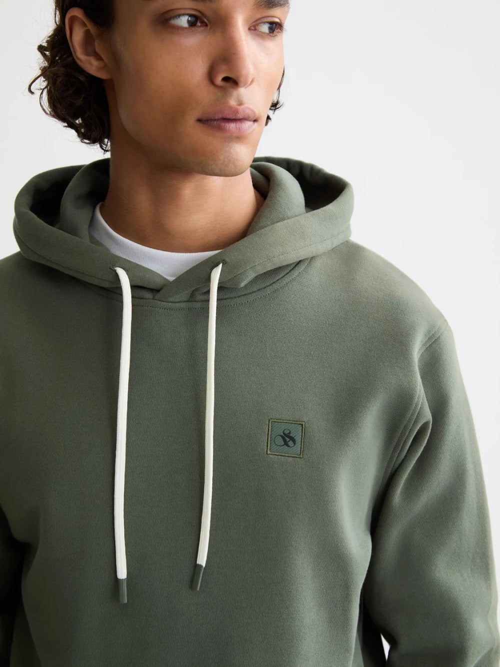 seasonal-core-regular-fit-logo-badge-hoodie-3 detail shot by Scotch & Soda