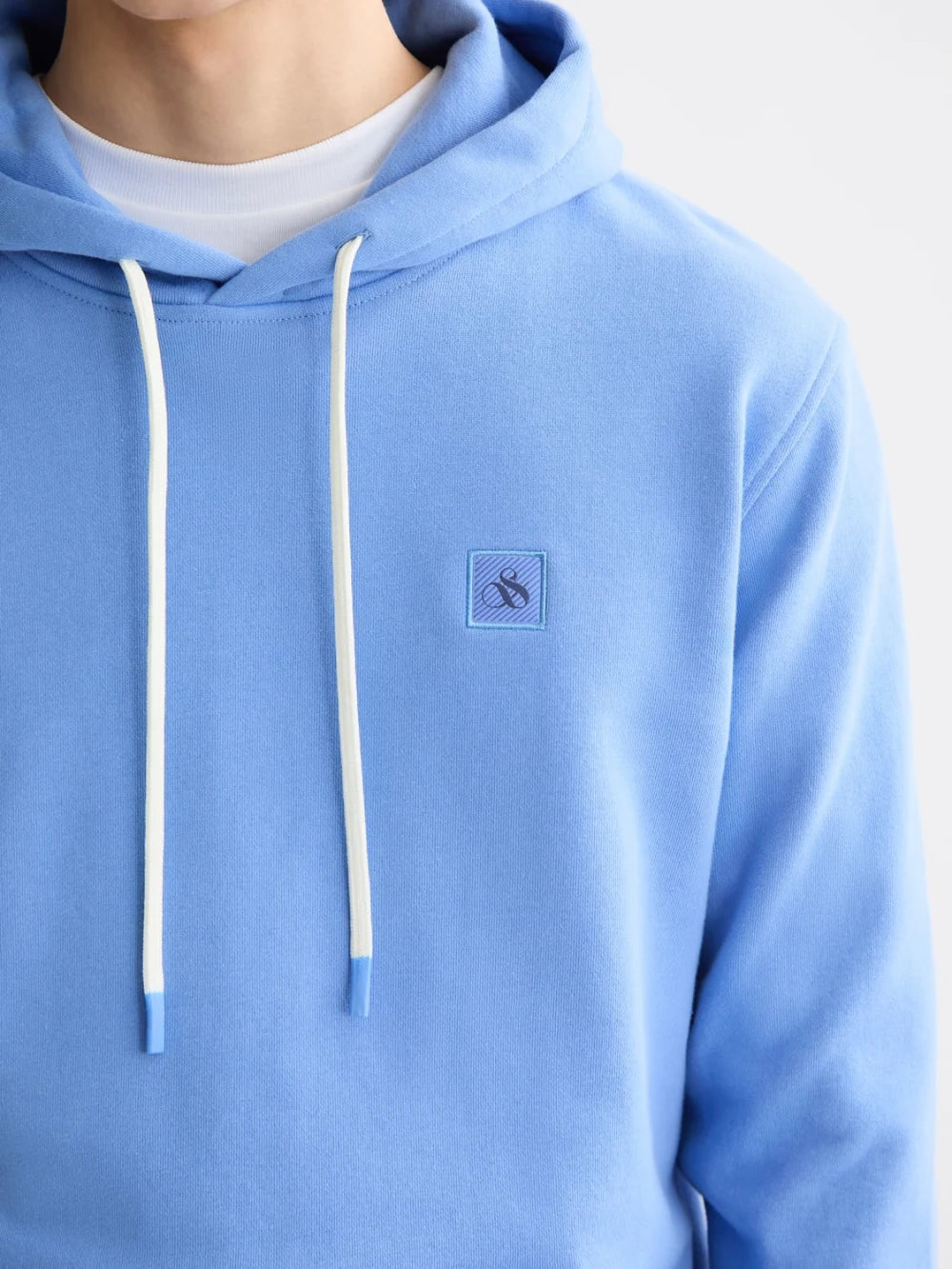 seasonal-core-regular-fit-logo-badge-hoodie-2 detail shot by Scotch & Soda