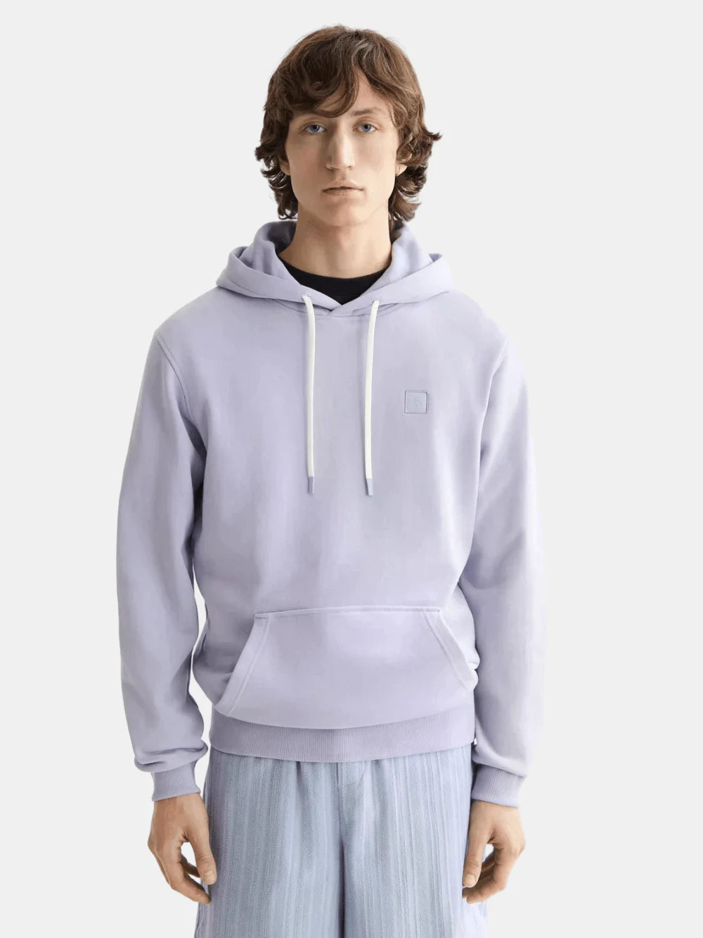 Seasonal Core - Regular-fit Logo Badge Hoodie Front Close-Up - Scotch & Soda