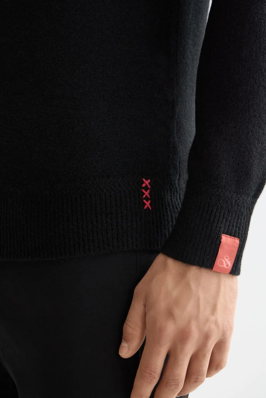 soft-knit-regular-fit-crew-neck detail shot by Scotch & Soda