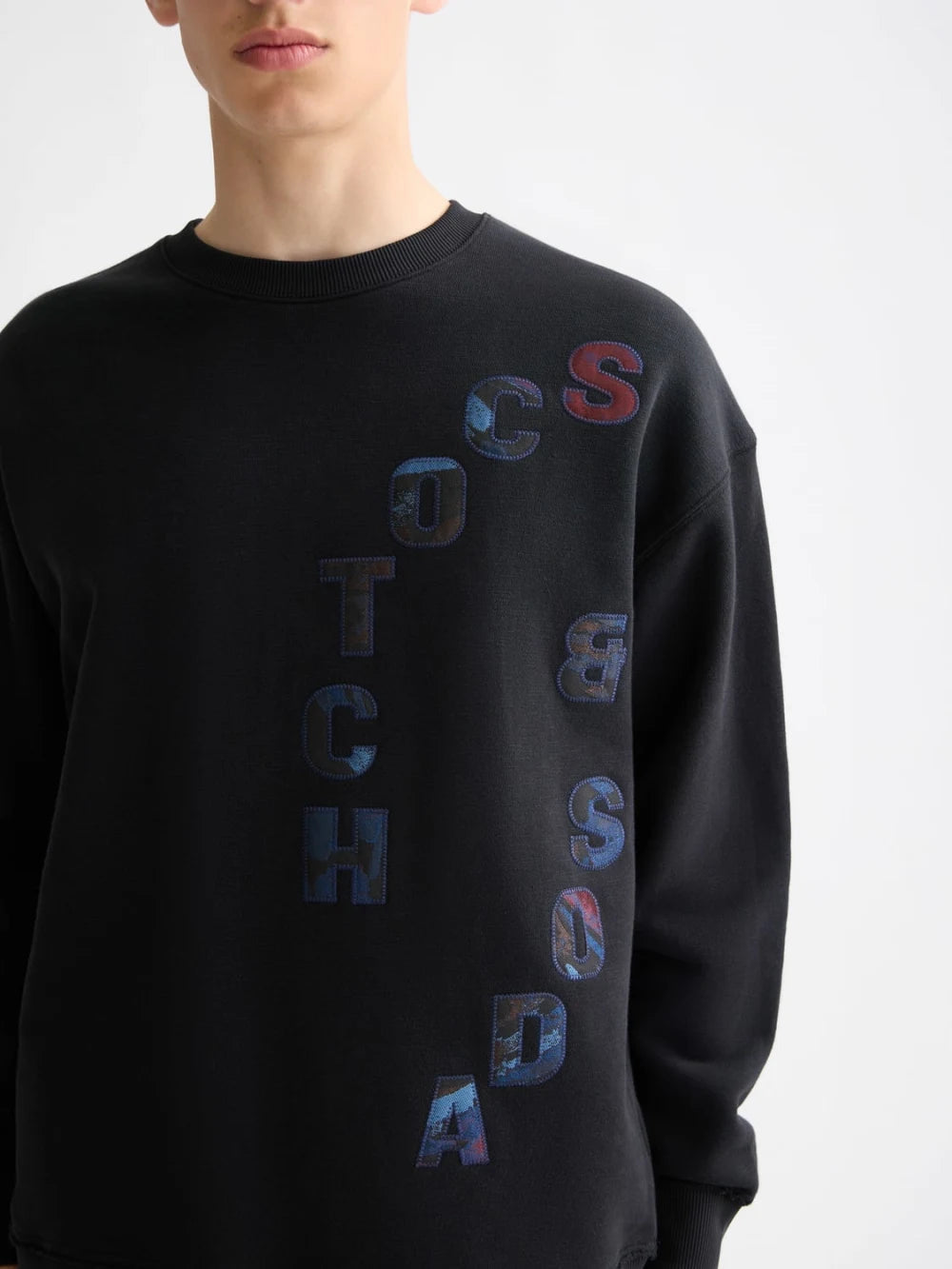 loose-fit-applique-sweatshirt detail shot by Scotch & Soda
