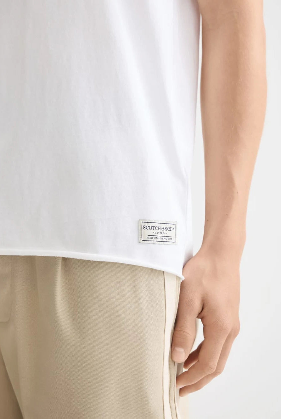 raw-edge-t-shirt detail shot by Scotch & Soda