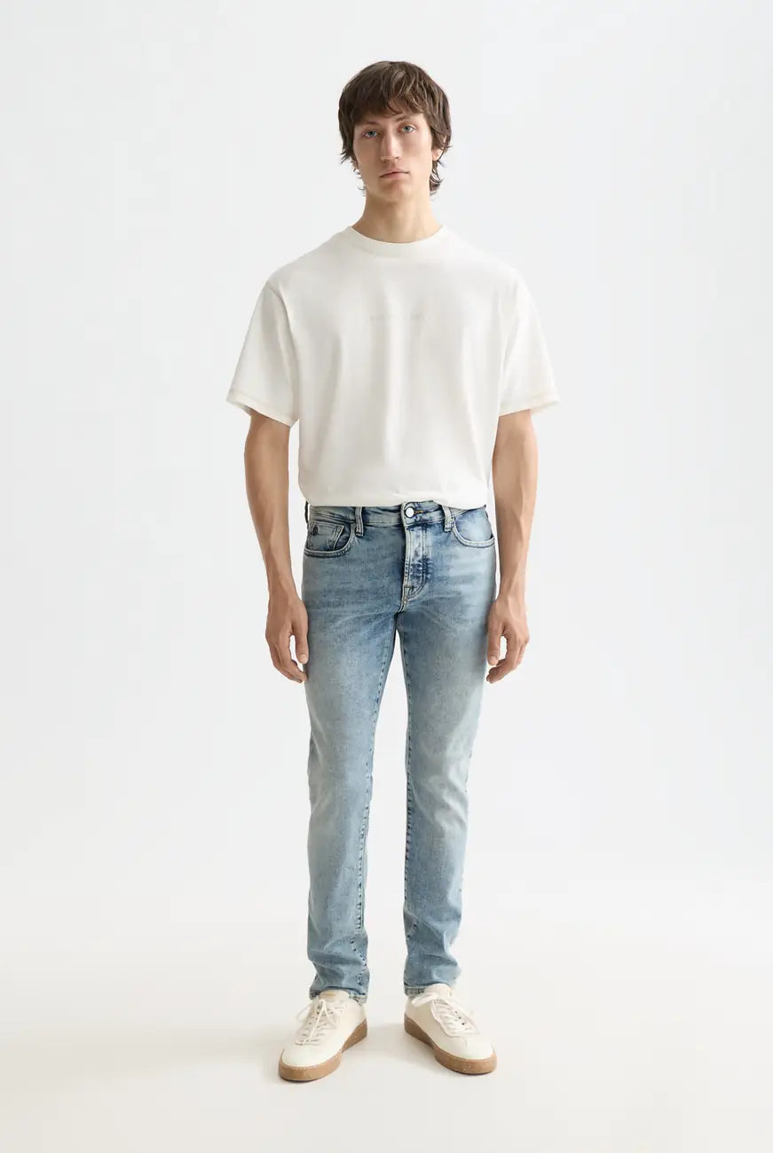Ralston Organic Cotton full model shot showing overall fit by Scotch & Soda