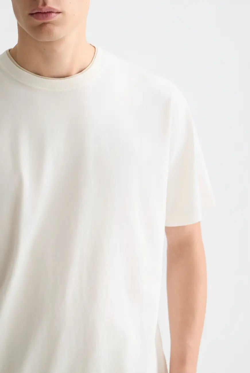 3 Crosses Garment Dyed Relaxed Fit T-shirt detail shot of fabric and craftsmanship by Scotch & Soda