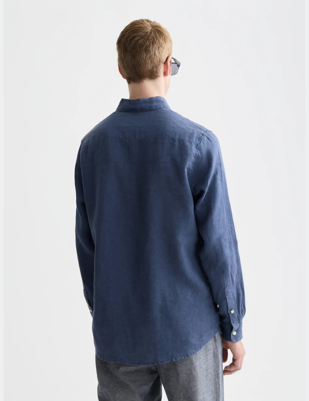 Seasonal Core Linen Regular-fit Shirt detail shot of fabric and craftsmanship by Scotch & Soda