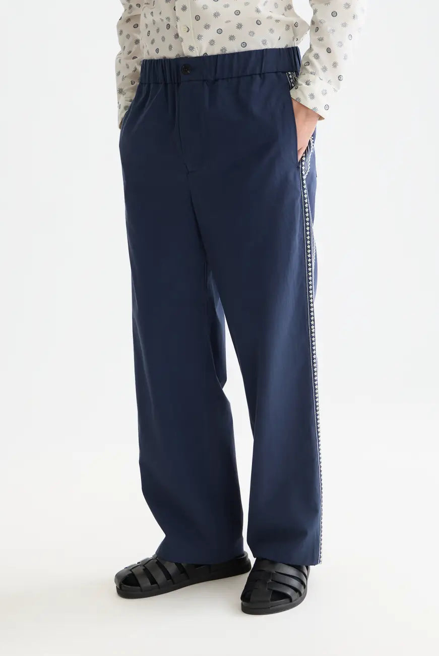 Otis Embroidered Cottontencel Relaxed Straightfit Jogger detail shot of fabric and craftsmanship by Scotch & Soda