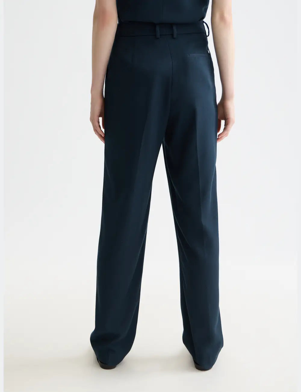 Robyn - High Rise Tapered Leg Pants detail shot of fabric and craftsmanship by Scotch & Soda