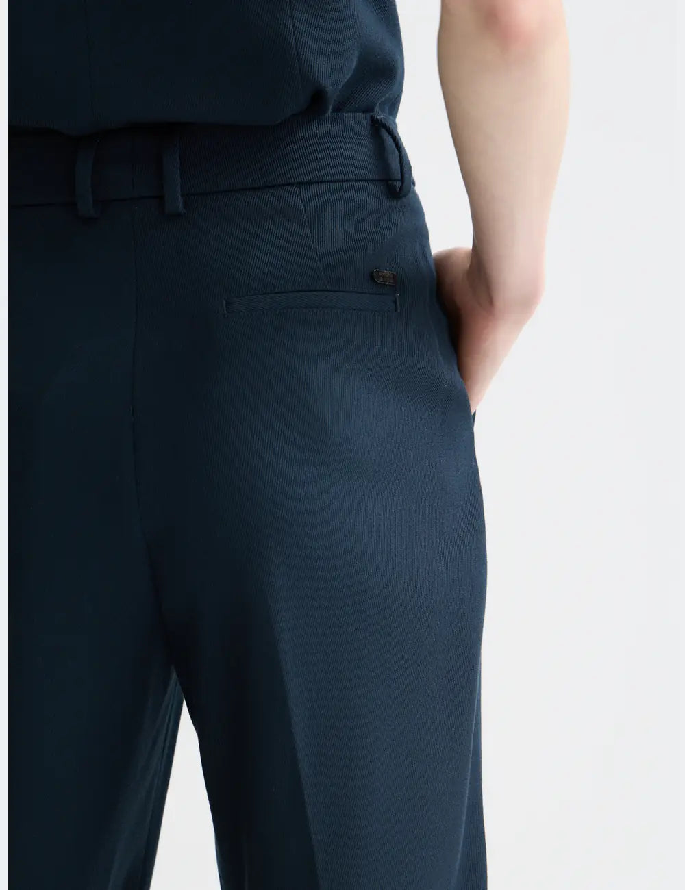 Robyn - High Rise Tapered Leg Pants detail shot of fabric and craftsmanship by Scotch & Soda