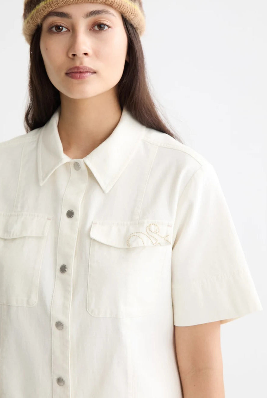patch-pocket-short-sleeve-shirt detail shot by Scotch & Soda
