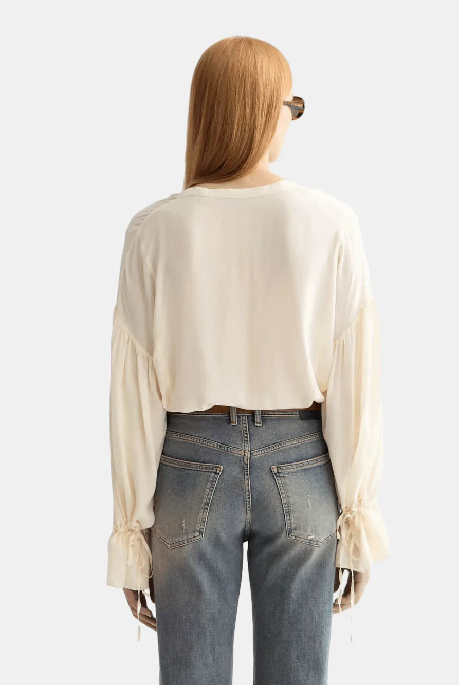 easy-top-with-draw-string-cuffs detail shot by Scotch & Soda