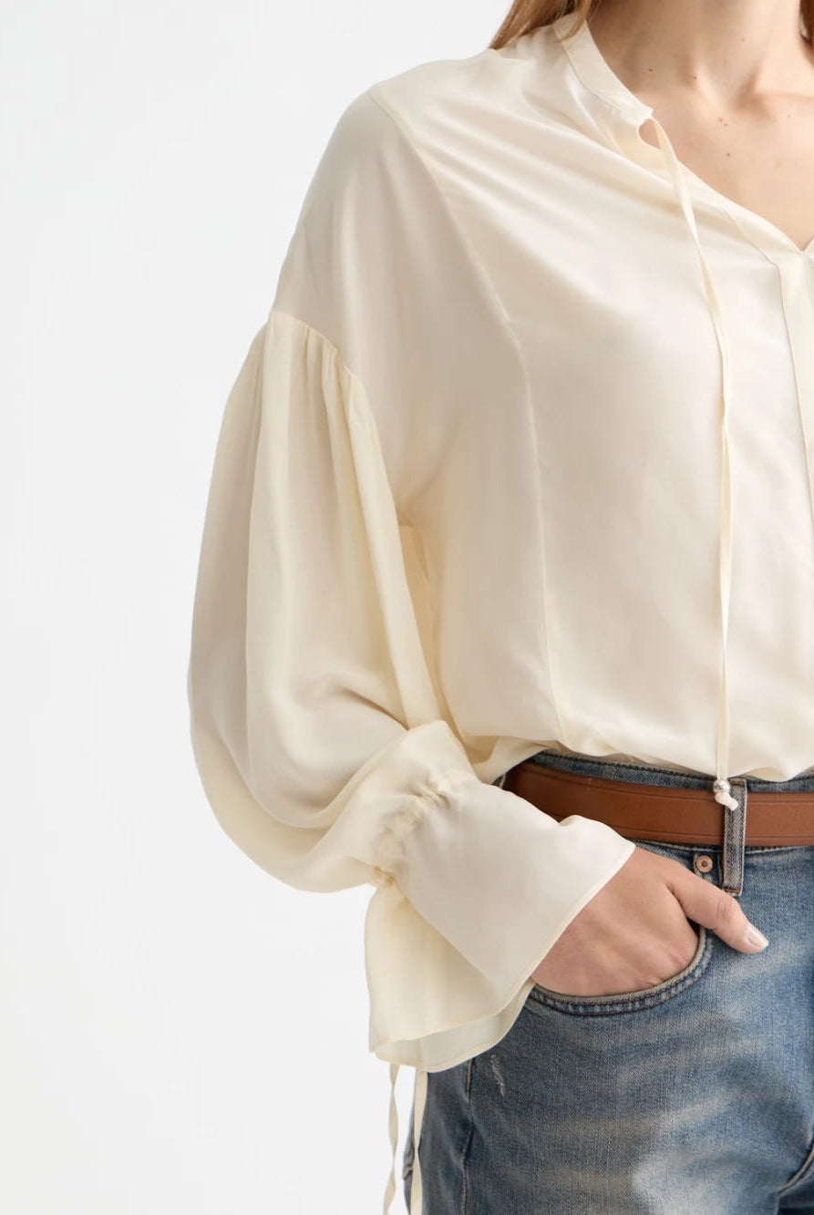 easy-top-with-draw-string-cuffs detail shot by Scotch & Soda