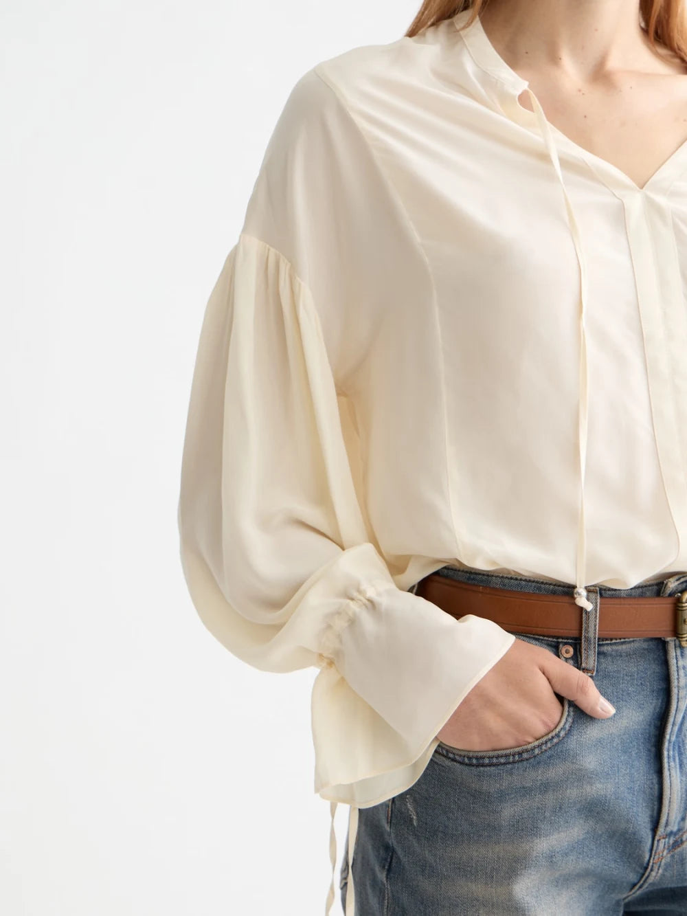 easy-top-with-draw-string-cuffs detail shot by Scotch & Soda