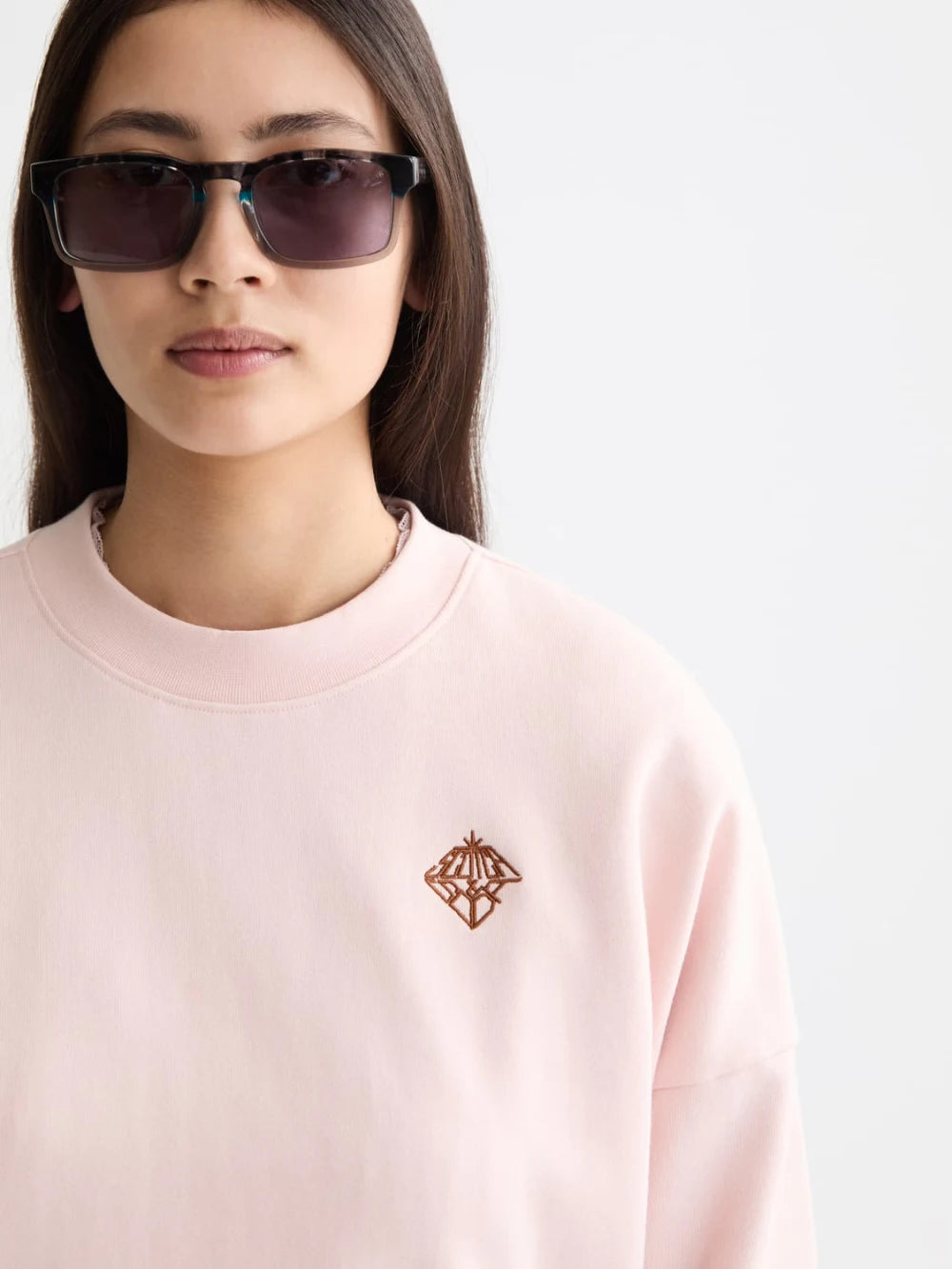 embroidered-logo-relaxed-fit-sweatshirt-1 detail shot by Scotch & Soda