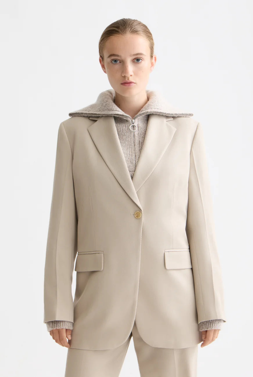 Gabardine Blazer close-up on model showing fit and detail by Scotch & Soda