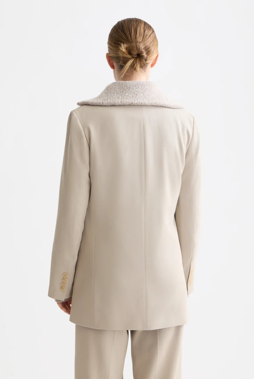 Gabardine Blazer detail shot showing fabric and craftsmanship by Scotch & Soda