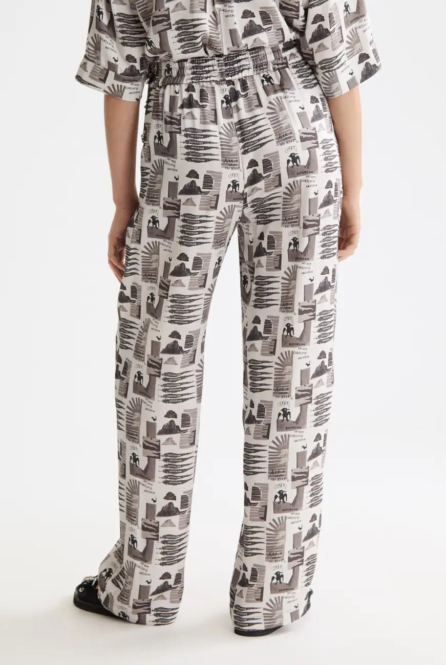 Wide Leg Trousers detail shot showing fabric and craftsmanship by Scotch & Soda