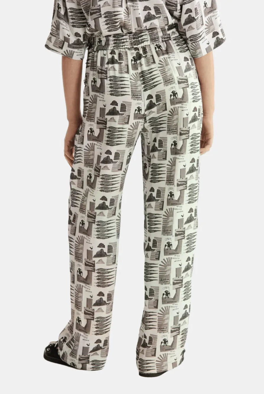 mid-rise-wide-leg-elasticated-trousers detail shot by Scotch & Soda