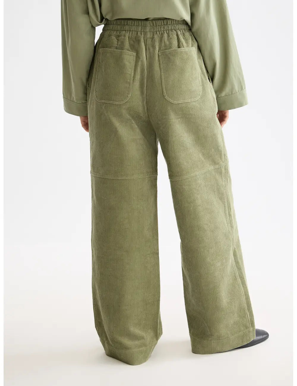 High Rise Wide Leg detail shot showing fabric and craftsmanship by Scotch & Soda