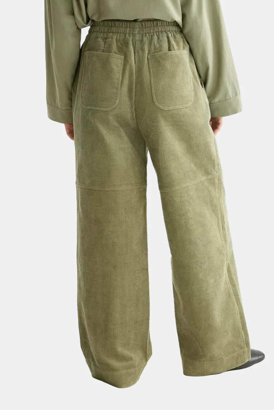 noa-high-rise-wide-leg-pull-on-pant detail shot by Scotch & Soda