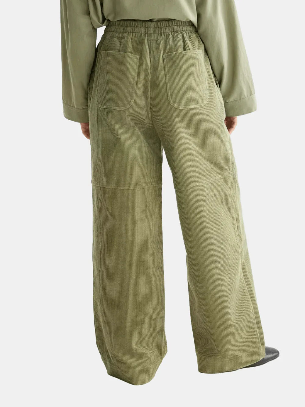 noa-high-rise-wide-leg-pull-on-pant detail shot by Scotch & Soda