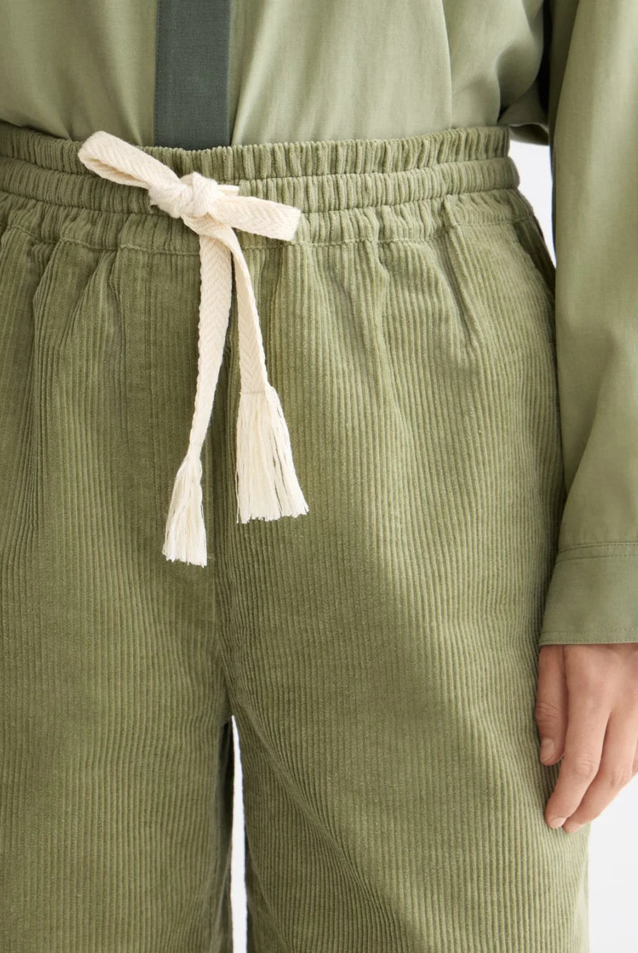 noa-high-rise-wide-leg-pull-on-pant detail shot by Scotch & Soda