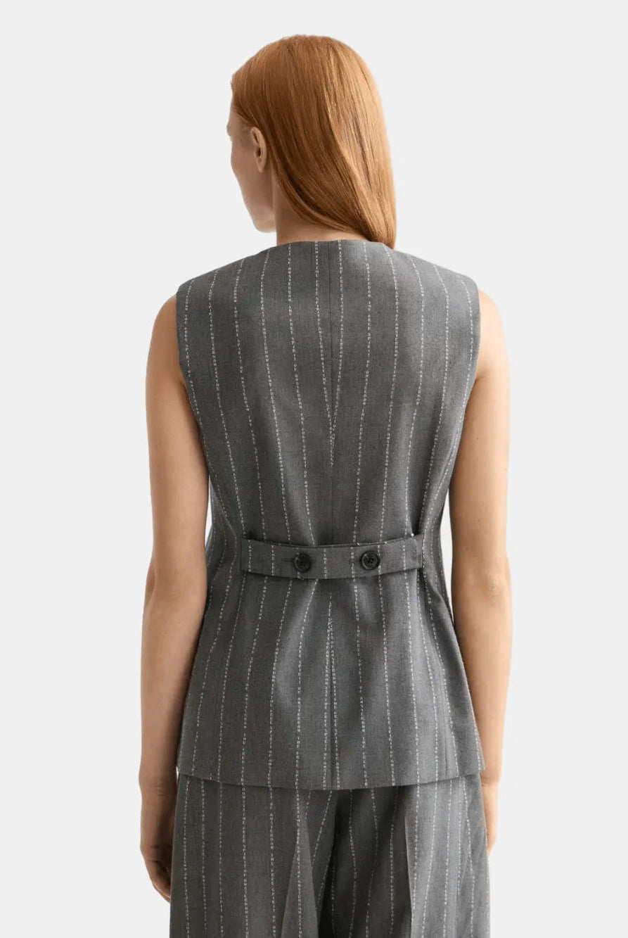 quinn-pinstripe-mid-rise-pleat-front-wide-leg-pant detail shot by Scotch & Soda