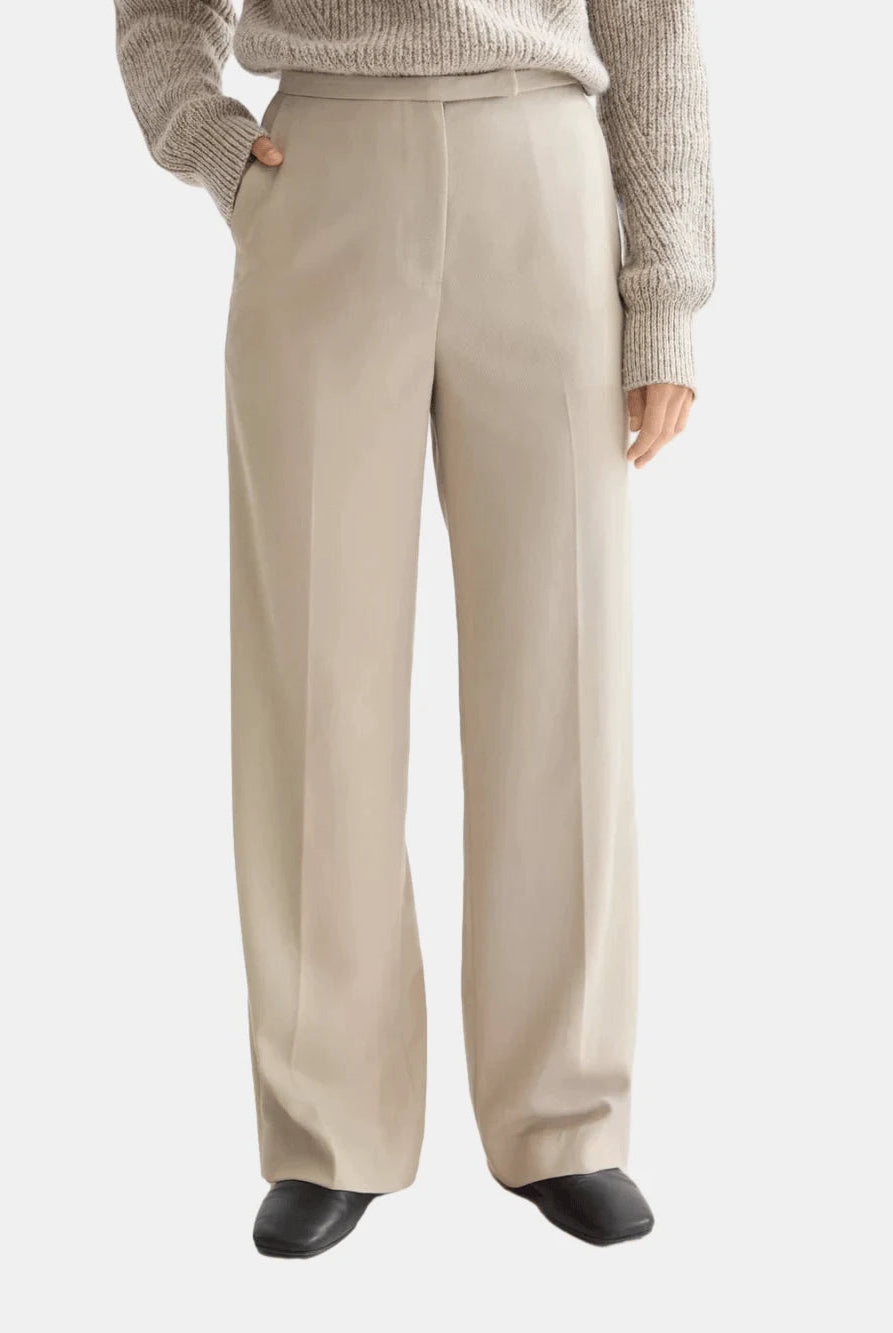 high-rise-wide-leg-gabardine-pant side view by Scotch & Soda