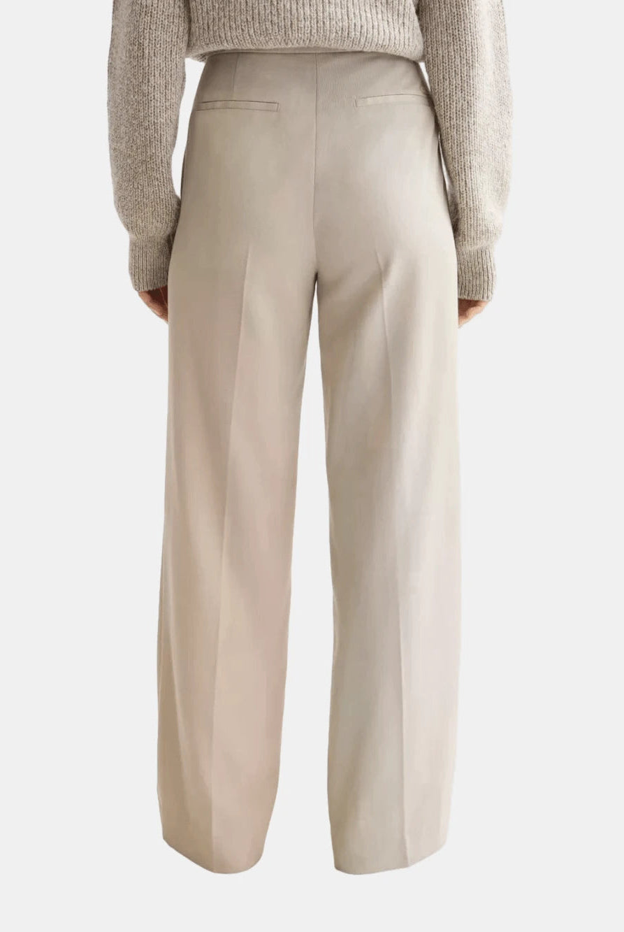 high-rise-wide-leg-gabardine-pant detail shot by Scotch & Soda