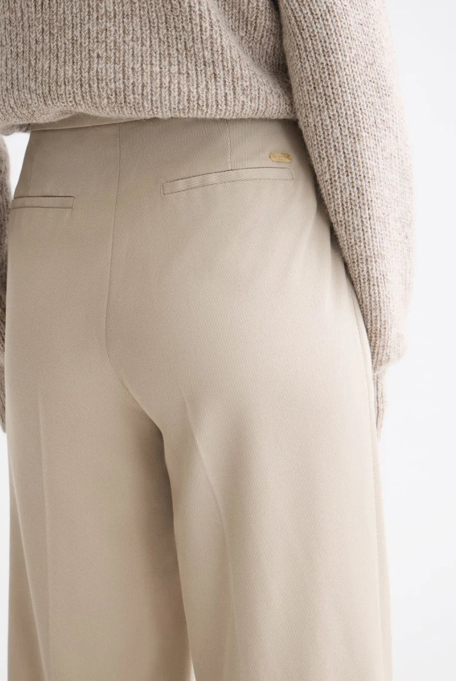 high-rise-wide-leg-gabardine-pant detail shot by Scotch & Soda