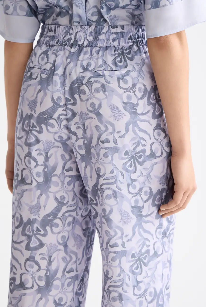 Wide Leg Trousers detail shot showing fabric and craftsmanship by Scotch & Soda