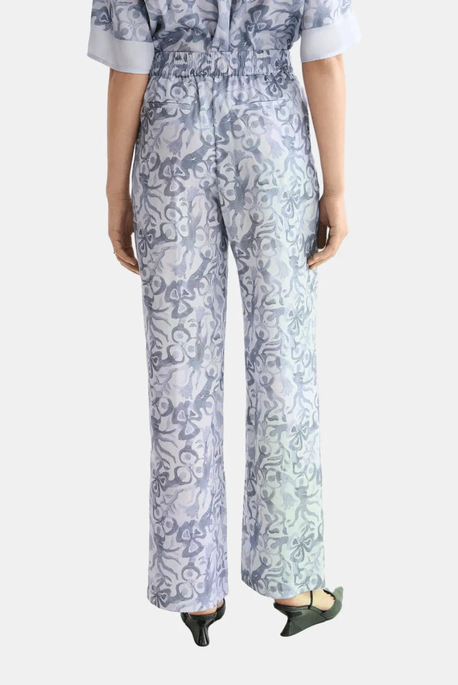 mid-rise-wide-leg-elasticated-trousers-in-block-print detail shot by Scotch & Soda