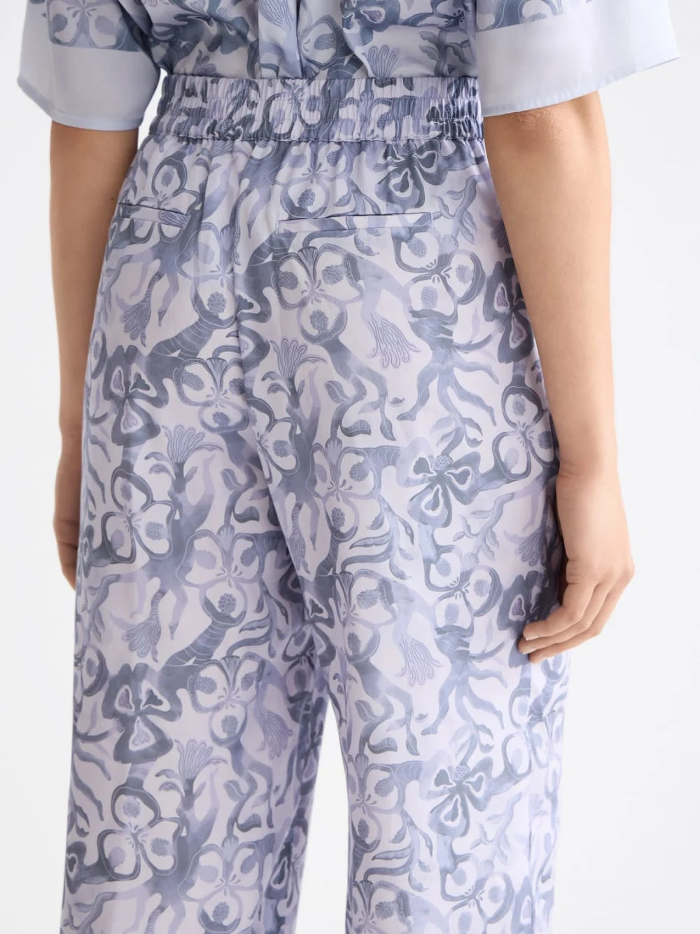 mid-rise-wide-leg-elasticated-trousers-in-block-print detail shot by Scotch & Soda