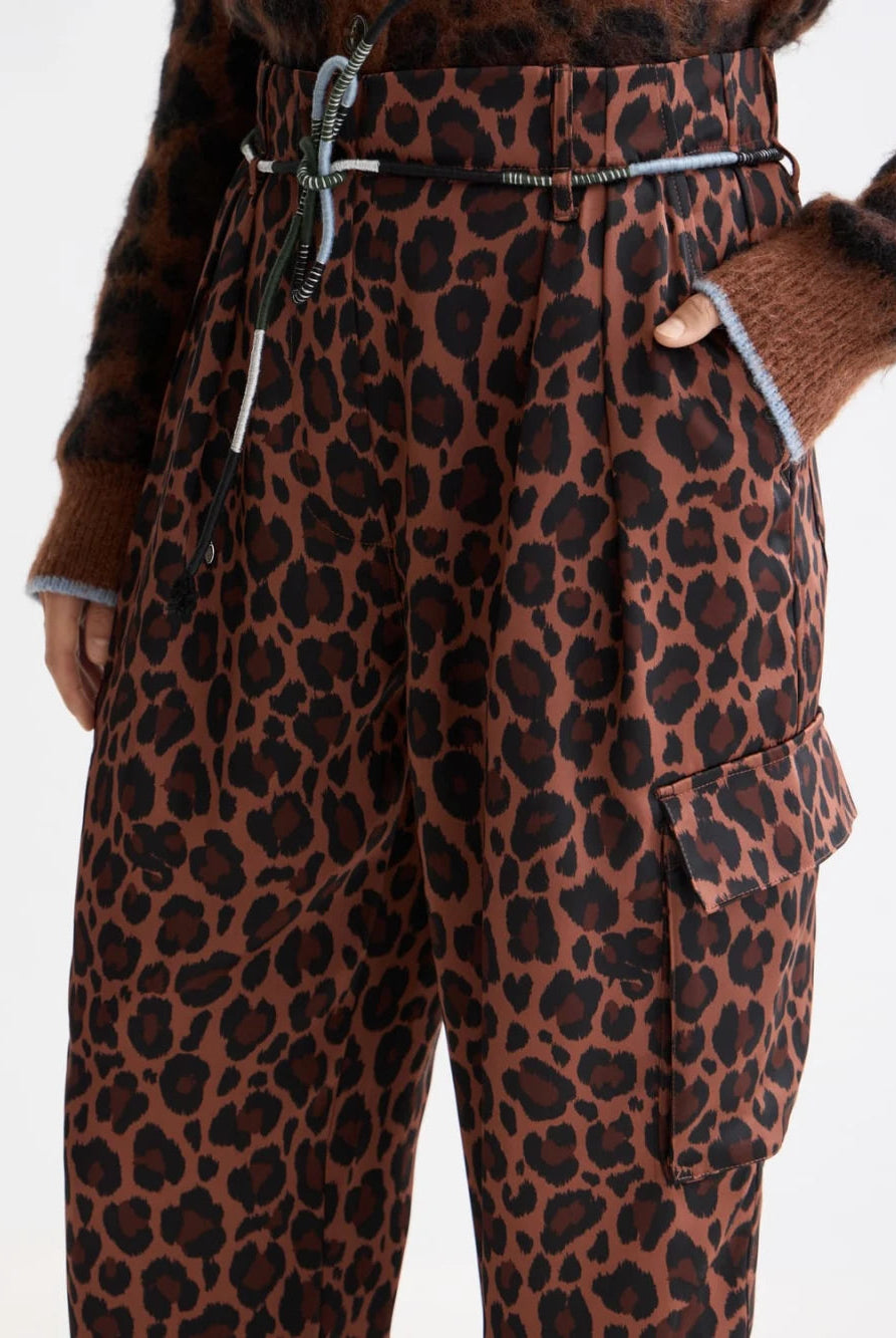 faye-high-rise-tapered-leg-satin-cargo-pant detail shot by Scotch & Soda