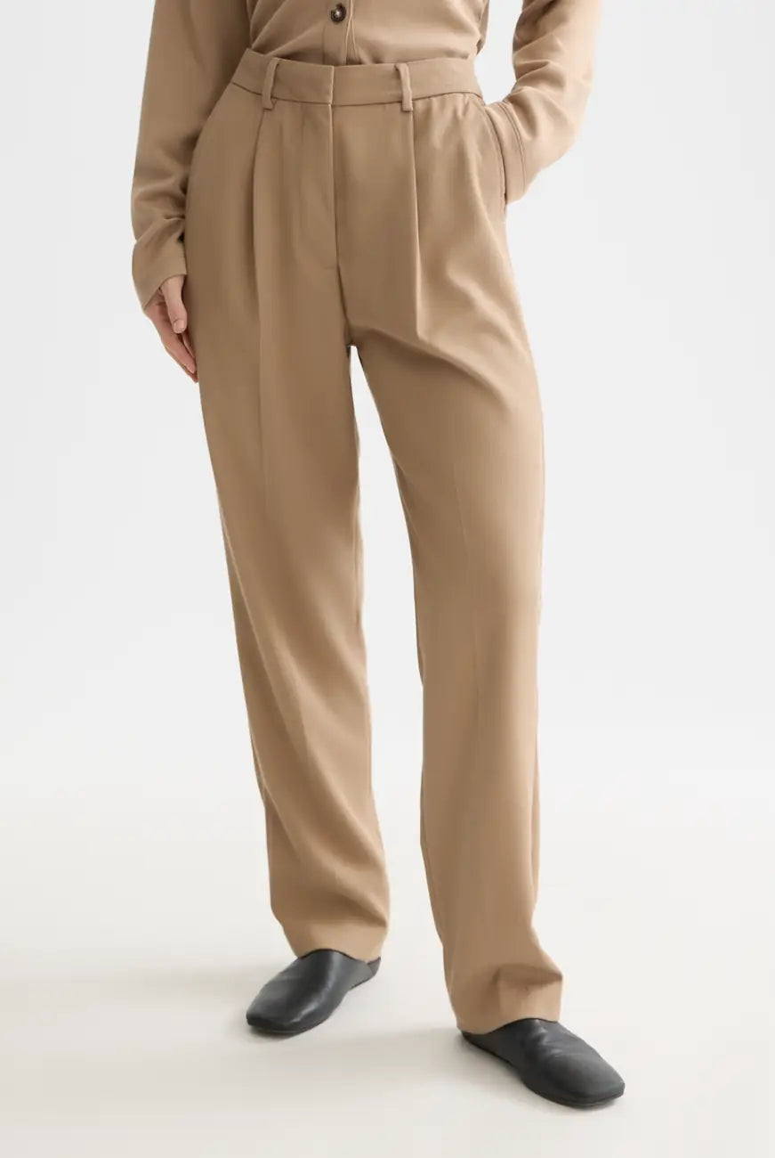 Amphora Robyn - High Rise Tapered Leg Pants close-up on model by Scotch & Soda