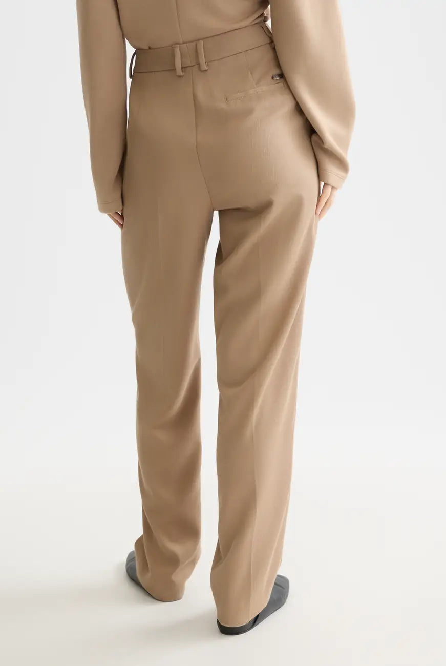 Robyn - High Rise Tapered Leg Pants detail shot of fabric and craftsmanship by Scotch & Soda