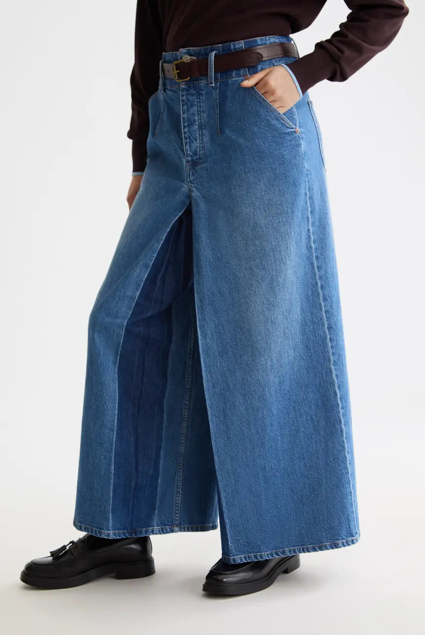 Wave Cropped Jeans close-up on model showing fit and detail by Scotch & Soda