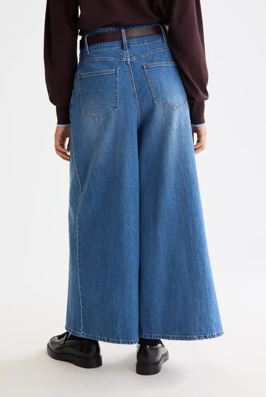 Wave Cropped Jeans detail shot showing fabric and craftsmanship by Scotch & Soda