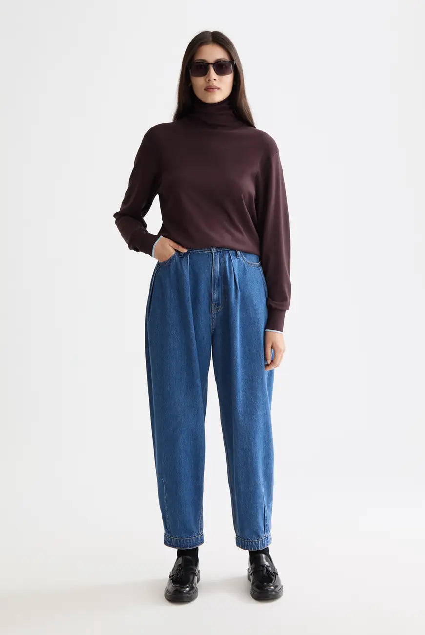 Flux Loose Jeans full model shot showing overall fit by Scotch & Soda