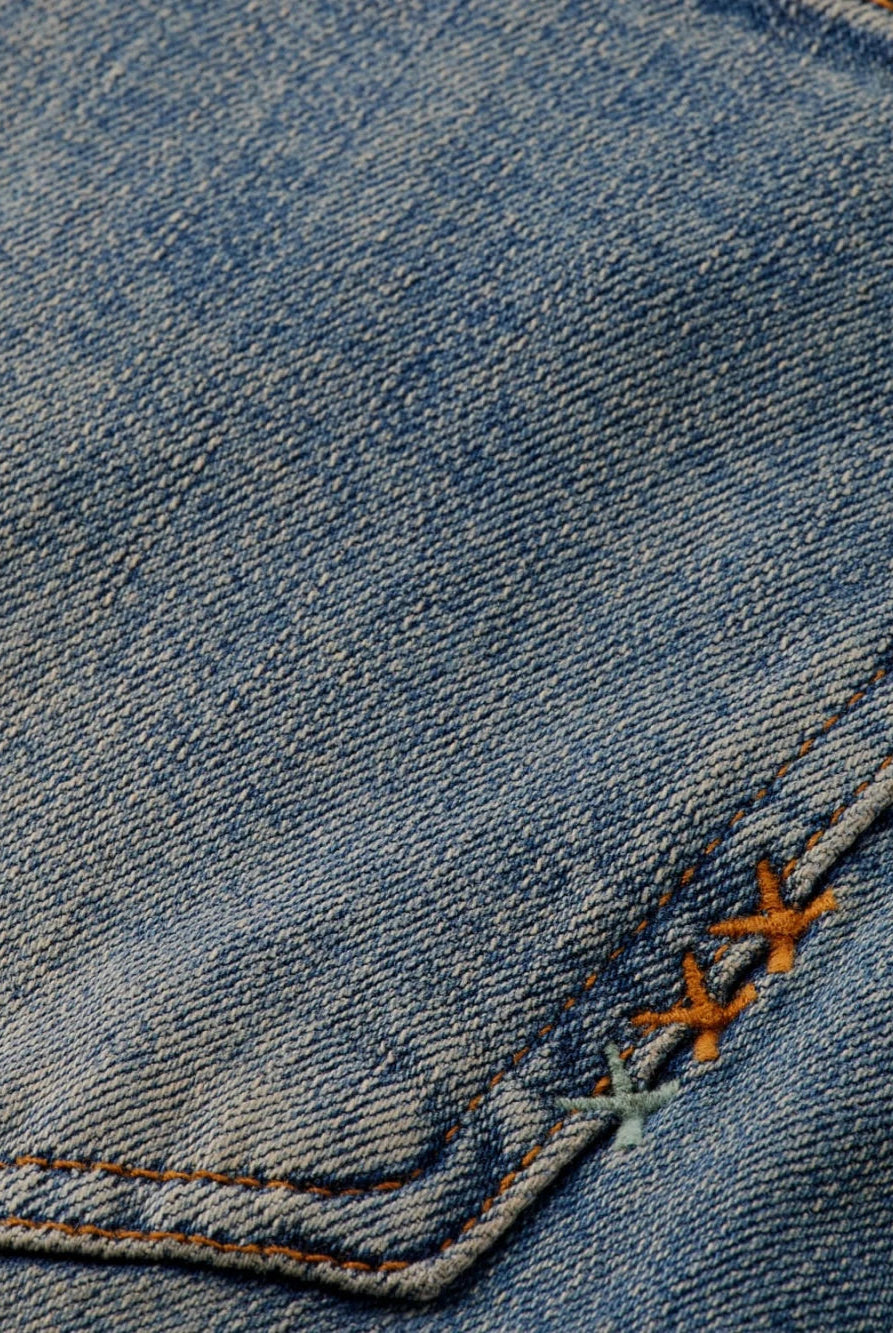 the-glow-bootcut-jeans-dirty-bertie detail shot by Scotch & Soda