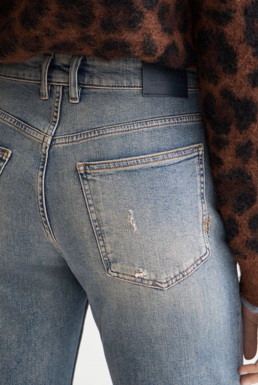 the-glow-bootcut-jeans-dirty-bertie detail shot by Scotch & Soda